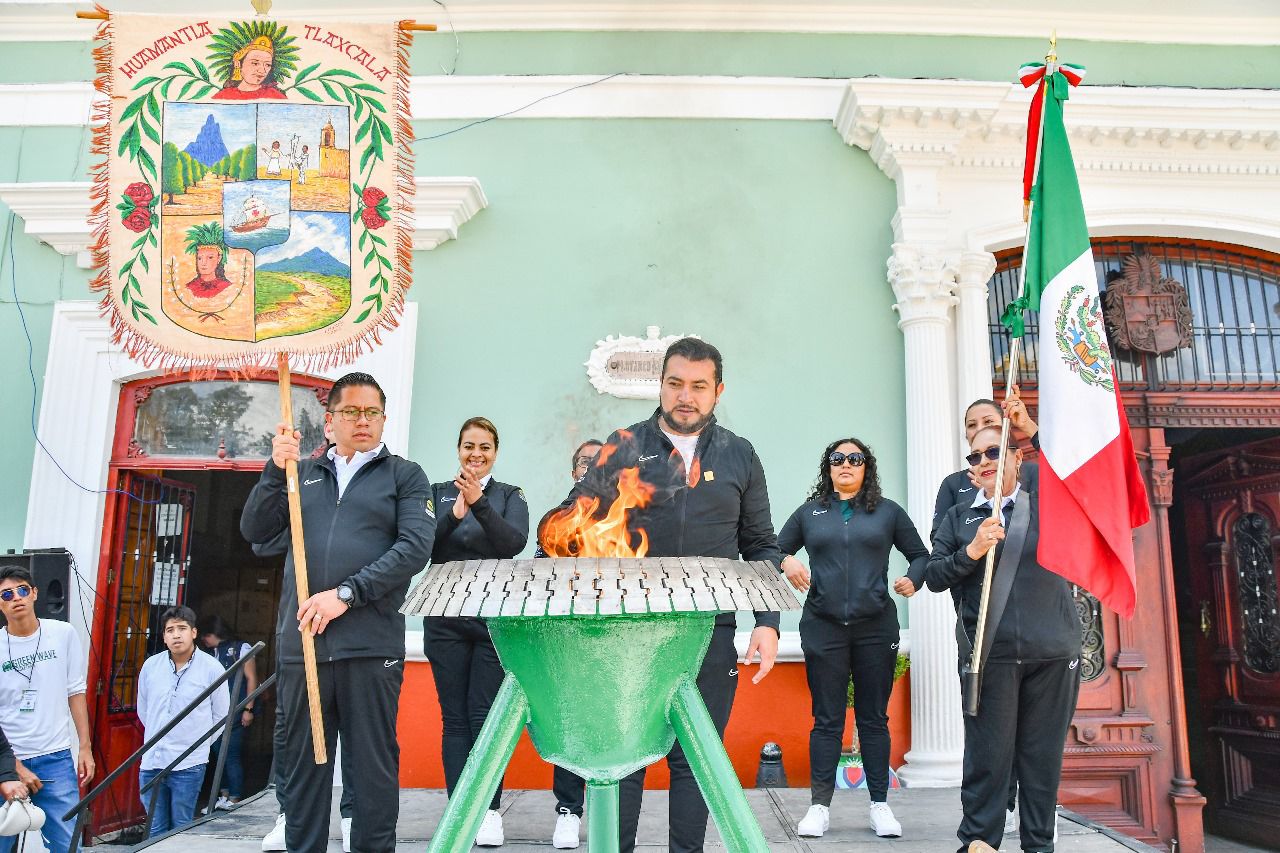 Recibe Salvador Santos Cedillo Fuego Simbólico de Independencia